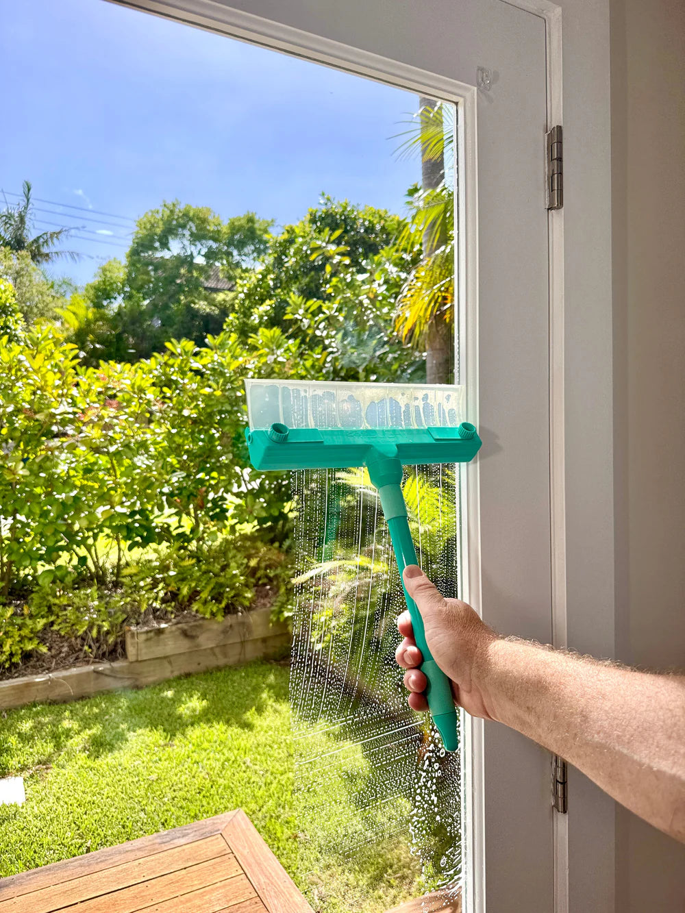 Aqua Blade Full Set Pro is featuring 22cm and 30cm professional squeegees, an adjustable angle adapter for awkward angles, and two telescopic handles for extended reach